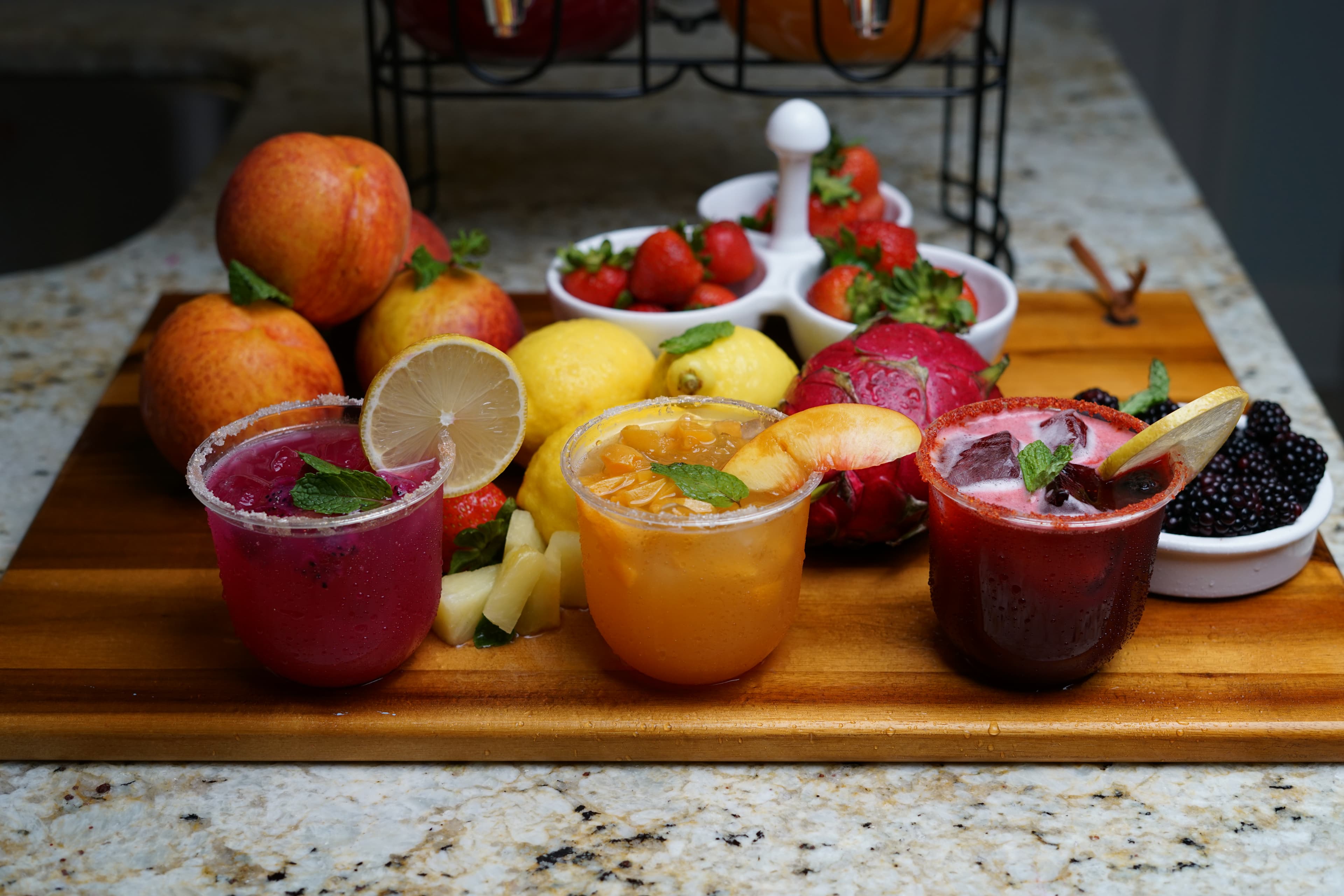 Carrito de aguas frescas y mocktails con limonadas, tés helados y cócteles sin alcohol servidos en jarras vintage