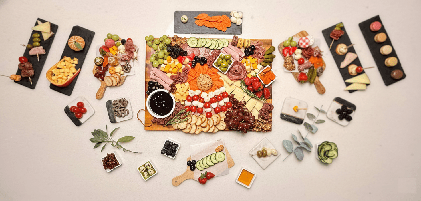 Carrito de charcutería con embutidos, quesos y acompañamientos gourmet