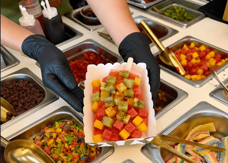 Paletas gourmet de sandía, mango y pepino con chile-tajín en charolas de Cravo Carts