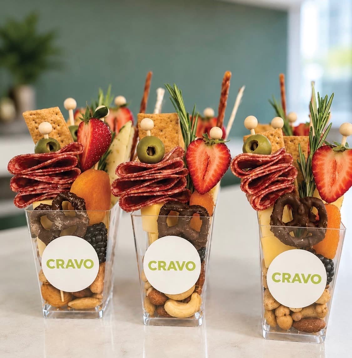 Vasos individuales de charcutería con salami, quesos, frutas, pretzels y frutos secos